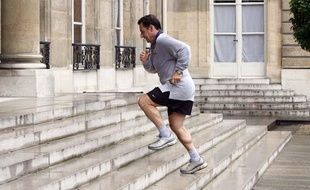 Nicolas Sarkozy de retour de jogging à l'Elysée, le 17 mai 2009.