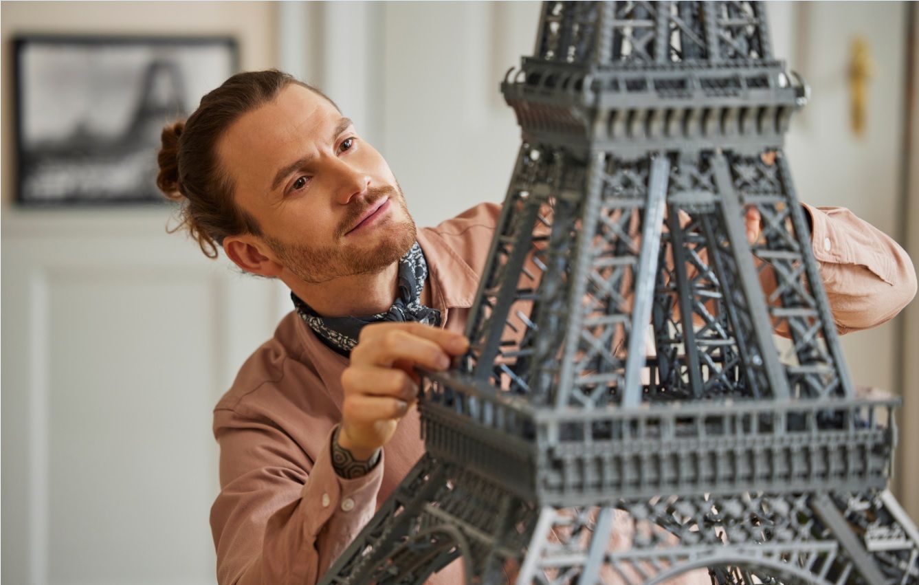 Visuel de la construction de la Tour Eiffel en LEGO. 