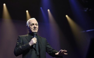 Charles Aznavour sur la scène du Palais des sports le 15 septembre 2015 à Paris