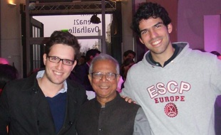 Mathieu Dardaillon et Jonas Guyot entourent Muhammad Yunus, économiste et prix Nobel de la paix en 2006.