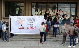 Une cinquantaine de professeurs se sont mobilisés ce lundi devant l'inspection académique de Rennes.