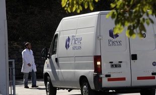 Un véhicule arrive à la morgue de Salta (Argentine) où ont été déposés les corps des deux touristes françaises, le 3 août 2011.