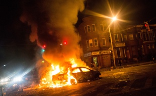 Les émeutes ont embrasé Baltimore, le 27 avril 2015, après l'enterrement d'un jeune Noir décédé lors de sa détention par la police, le 19 avril.