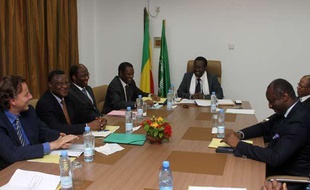 Le président malien par intérim, Dioncounda Traore, (au fond), lors d'une réunion avec les médiateurs avant la signature de l'accord de Ouagadougou, le 12, juin2013 à Bamako.