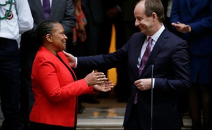 Passation de pouvoir entre Christiane Taubira et Jean-Jacques Urvoas à Paris le 27 janvier 2016