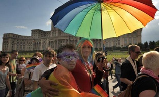 Environ 400 personnes ont défilé samedi dans le centre de Bucarest lors de la 10e édition de la Gayfest, alors qu'une tentative de modifier la Constitution pour interdire le mariage entre personnes de même sexe suscite un vif mécontentement.
