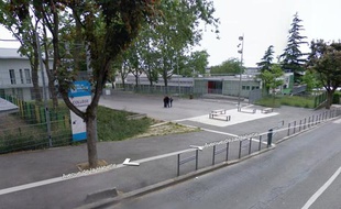 Le collège Albert-Schweitzer à Créteil, où un enseignant a été agressé, mercredi 24 mars 2010.