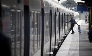 Un RER B et des usagers. (Illustration)