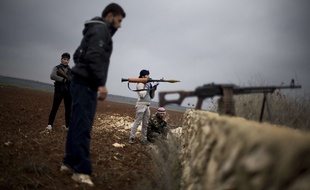 Des combattants rebelles syriens près d'Azaz, au nord-ouest d'Alep, le 10 décembre 2012.