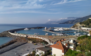 Le port tout rond de Cala del Forte accueille ses premiers bateaux.