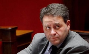 Le ministre du Travail, Xavier Bertrand, a assuré lundi sur Public Sénat qu'il n'avait pas pour ambition, que certains lui prêtent, de succéder à François Fillon au poste de premier ministre.