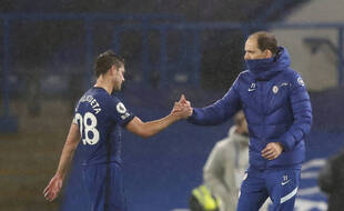 Thomas Tuchel félicite Azpilicueta après son premier match sur le banc des Blues.
