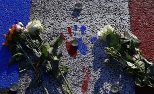 Hommage aux victimes de l'attentat sur la promenade des anglais. (AP Photo/Francois Mori)