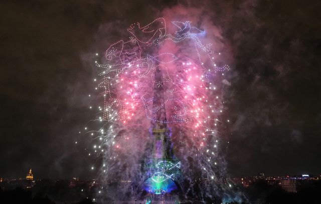 Utilisés de plus en plus souvent, les drones permettent de créer de nouvelles choses, ajoutant encore plus de magie aux traditionnels feux d’artifice.