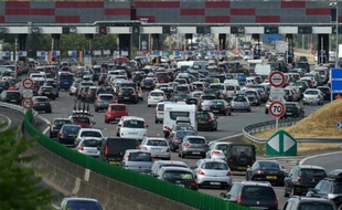 Des automobilistes patientent devant un péage à Villefranche-sur-Saône, le 18 juillet 2015