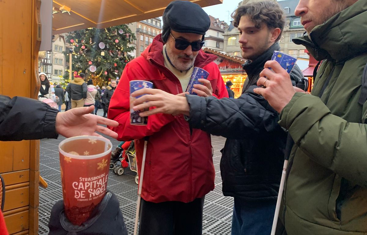 « Elle m'a tapé dans l'Sil ! »... Des Strasbourgeois malvoyants profitent du marché de Noël