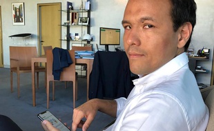 Le secrétaire d'Etat Cédric O avec l'application StopCovid sur son téléphone.