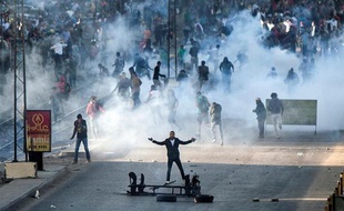 La police égyptienne a tiré vendredi des gaz lacrymogènes vers des manifestants islamistes dans deux villes du pays, après la désignation par les autorités des Frères musulmans comme "groupe terroriste" et leur interdiction de manifester.