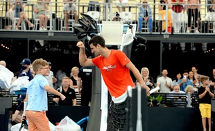 Novak Djokovic s'amuse avec le public lors d'une exhibition à Adelaïde avant l'Open d'Australie, le 29 janvier 2021.