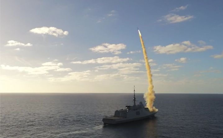 Tir d'un missile Aster 30 par la frégate Alsace de la Marine nationale dans le cadre d'un exercice conte une cible supersonique.