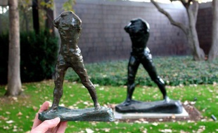 Une impression 3D en miniature de L'Homme qui marche de Rodin, à côté de son original au musée Norton Simon.