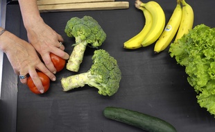 Illustration de fruits et légumes sur le tapis d'une caisse de supermarché.