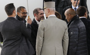 Les deux ex-otages français Laurent Lassimouillas et Patrick Picque à leur arrivée à la base aérienne de Villacoublay (Yvelines) le 11 mai 2019.
