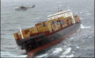 Le porte-conteneurs britannique MSC Napoli, qui s'était trouvé en perdition dans la Manche jeudi avec une cargaison de près de 1.700 tonnes de produits dangereux, était remorqué vendredi vers la baie de Lyme, sur la côte sud de l'Angleterre, ont annoncé les garde-côtes britanniques.
