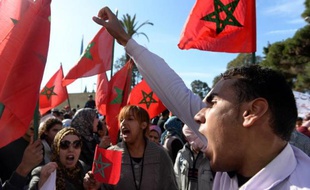 Des manifestant hostiles à la France devant l'ambassade de France à Rabat le 25 février 2014