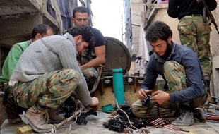 Des rebelles syriens de l'Armée syrienne libre préparent leurs armes, le 25 avril 2013 à Alep (Syrie).