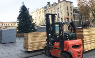 Le village de Noël de la place Pey-Berland est en train d'être démonté ce mercredi.