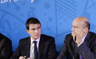 Le Premier ministre Manuel Valls (G) et le maire de Bordeaux, Alain Juppé (D), lors d'une conférence de presse à Bordeaux, le 23 octobre 2014.