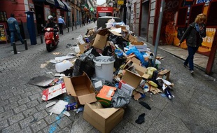 Détritus, sacs en plastique troués, canettes de bière et mégots envahissaient jeudi les rues et trottoirs de Madrid, au troisième jour d'une grève illimitée des employés des services de nettoyage qui dénoncent des baisses de salaires et suppressions de postes.