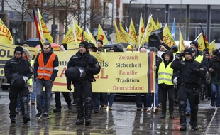 Des manifestants ont défilé dans les rues de Landau, en Allemagne, encadrés par des forces de police, le 9 mars 2019.