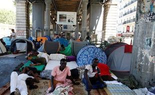 Des migrants dans le campement improvisé sous la station de métro Jean Jaurès à Paris le 19 juillet 2016