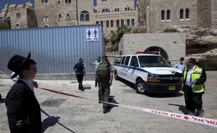 Un garde de sécurité israélien a tué vendredi, apparemment par méprise, un juif au Mur des Lamentations à Jérusalem-Est site hautement symbolique du judaïsme, le prenant pour un activiste palestinien, selon la police.