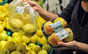 Entre des pommes en vrac, et des pommes emballées, le prix varie du simple au double. Le prix de l'emballage.