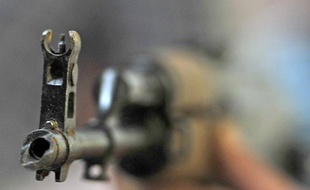 Une kalachnikov.