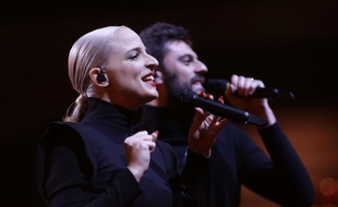 Le duo Madame Monsieur, Emilie Satt et Jean-Karl Lucas, sur la scène de l'Altice Arena de Lisbonne, le 9 mai 2018.
