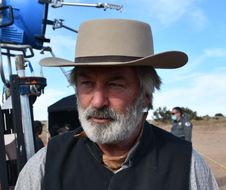 279600 Zuma / Starface 2022-04-26 New Mexico  Santa Fe    USA: Tir mortel d'Alec Baldwin, des images dévoilées par la police de Santa Fe. April 26, 2022, Santa Fe, New Mexico, USA: ALEC BALDWIN on the set in his costume for the movie 'Rust.' The Santa Fe County Sheriff's Office released photos from its investigation of the fatal shooting of the cinematographer Halyna Hutchins on the set of the film 'Rust. Producer and actor Baldwin fired the prop gun that killed one crew member and injured another on the set of the movie ''Rust'' in New Mexico, the Santa Fe County Sheriff's Office said. The film's director of photography, Halyna Hutchins, 42, was killed, and director Joel Souza, 48, was injured when Baldwin, 63, discharged the stage firearm. (Credit Image: &