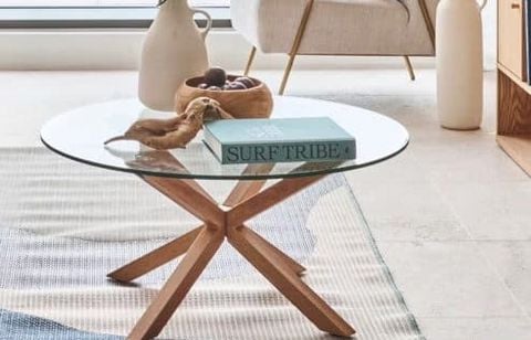 Besoin d’une touche moderne au salon ? La table basse ronde verre et métal imitation bois est à -40 % chez Alinéa aujourd’hui
