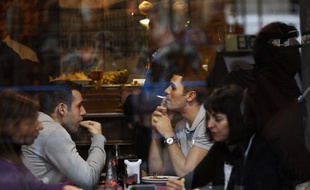 Des fumeurs dans un bar du centre de Madrid, avant l'entrée en vigueur de la nouvelle législation anti-tabac, le 2 janvier 2011.