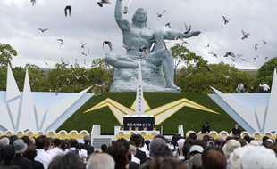 Lâcher de colombes devant la Statue de la paix à Nagasaki, lors des cérémonies de commémoration du 69e anniversaire du bombardement de la ville, le 9 août 2014.