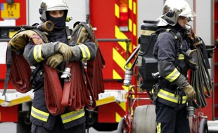 Des pompiers sur les lieux d'un incendie à Paris, le 22 octobre 2014