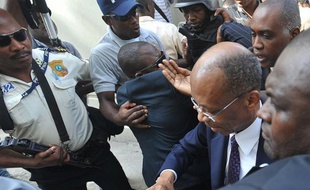 L'ancien président d'Haïti Jean-Bertrand Aristide a été entendu mercredi pendant deux heures comme témoin dans l'enquête sur l'assassinat d'un journaliste en 2000, l'occasion pour ses partisans de manifester aux portes du tribunal.