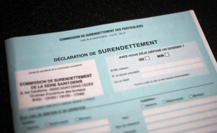 Le nombre de dossiers déposés en avril auprès des commissions de surendettement est en baisse de 3,7% par rapport à la même période de 2011, selon des chiffres publiés par la Banque de France sur son site, soit le sixième mois consécutif de repli.