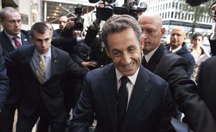 Nicolas Sarkozy lors de son arrivée dans un grand hôtel de New York afin d'y donner une conférence, le 11 octobre 2012.
