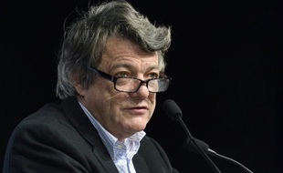 Le président de l'UDI Jean-Louis Borloo a annoncé jeudi qu'il ne serait "pas candidat à titre personnel" à la mairie de Paris lors des prochaines élections municipales de 2014, en n'excluant pas une candidature d'un membre de son parti.