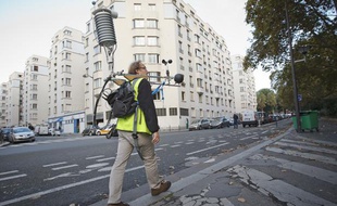 Paris le 10 octobre 2013. Des chercheurs de Meteo-France dans le cadre du projet de recherche Eureka (Evaluation Multidisciplinaire et Requalification Environementale des Quartiers) évaluent la qualité environnementale des rues de Paris. Campagne de mesure inédite à l'échelle du quartier de la porte de Bagnolet.