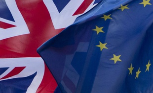 Le gouvernement britannique exhorte l'UE à renégocier l'accord sur le Brexit